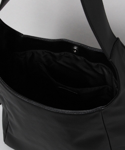 LURAKU（ルラク）の「【LURAKU】Synthetic Leather Big Shoulder Bag / シンセティックレザービッグショルダーバッグ（ショルダーバッグ・メンズ・ブラック・FREE）」の19枚目の写真