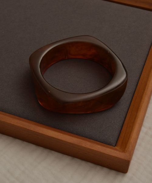 VIBGYOR Women（ヴィブジョー　ウィメン）の「【resonance】アクリル クリア/マーブル柄 バングル 【12色展開】（バングル/リストバンド・レディース・その他6/その他12/その他9/その他7/その他4/その他1/その他11/その他5/その他3/その他2/その他10/その他8・FREE）」の2枚目の写真