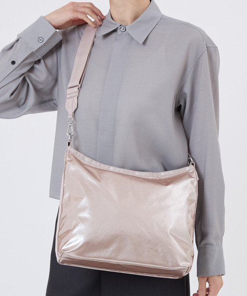 LeSportsac（レスポートサック）の「MEDIUM ZIP SHOULDER ローズゴールドシャイン（ショルダーバッグ・レディース・ピンク・FREE）」の2枚目の写真