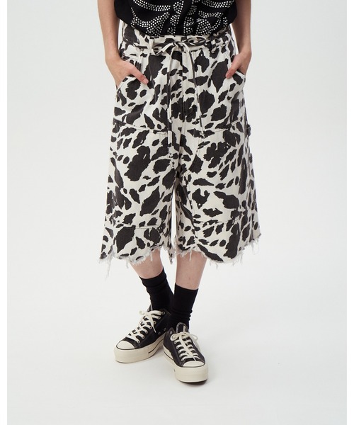 DISCOVERED(ディスカバード)の「COW PRINT DOUBLE KNEE SHORTS(その他パンツ・メンズ・ブラウン/ブラック・SMALL/LARGE)」の2枚目の写真
