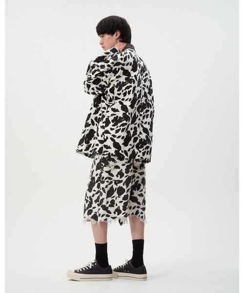 DISCOVERED(ディスカバード)の「COW PRINT DOUBLE KNEE SHORTS(その他パンツ・メンズ・ブラウン/ブラック・SMALL/LARGE)」の3枚目の写真