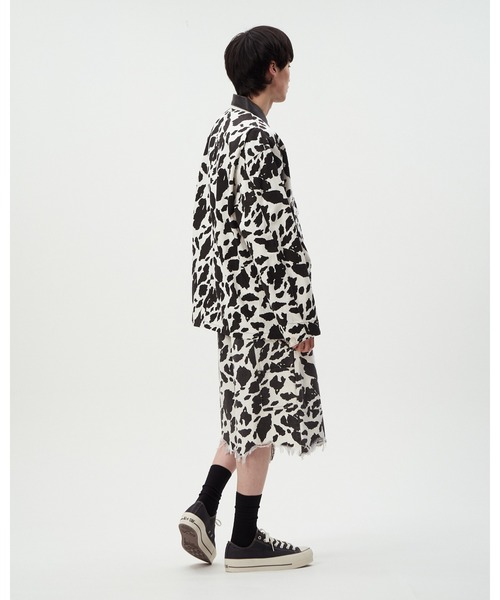 DISCOVERED(ディスカバード)の「COW PRINT DOUBLE KNEE SHORTS(その他パンツ・メンズ・ブラウン/ブラック・SMALL/LARGE)」の4枚目の写真