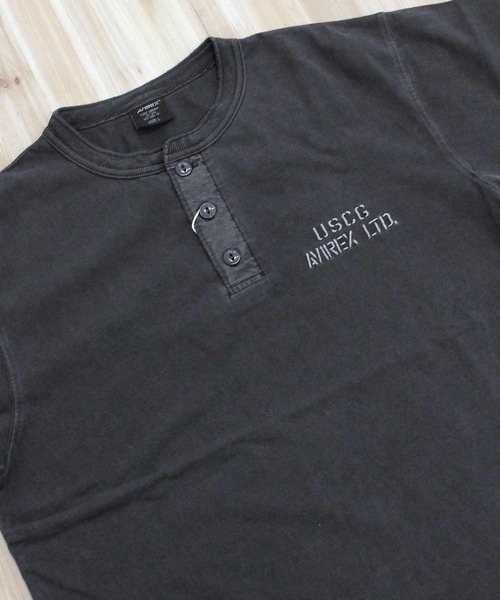 AVIREX(アヴィレックス)の「FADED S/S MIL HENRY TEE(Tシャツ/カットソー・メンズ・オフホワイト/チャコールグレー・M/XXL/XL/L)」の7枚目の写真