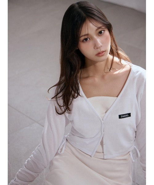 SNIDEL(スナイデル)の「【WEB限定/LUMISHADE】UVボレロカーディガン(カーディガン/ボレロ・レディース・ホワイト/ライトブルー/チャコールグレー/シルバー・F)」の2枚目の写真