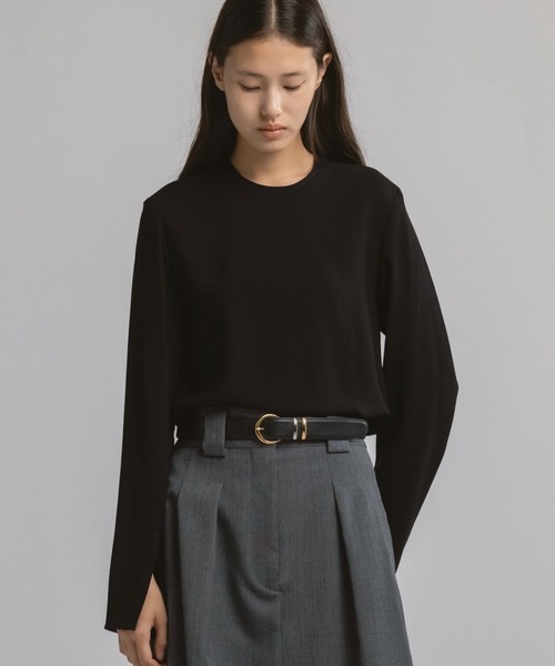 CINOH(チノ)の「BLACK FORMAL MINIMAL SPLIT BLOUSE(シャツ/ブラウス・レディース・アイボリー/ブラック・38/36)」の2枚目の写真