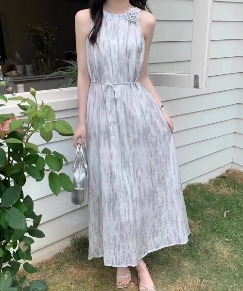 Teem Store（チームストア）の「バラ付 ラメ花柄ホルターネックロングワンピース（ワンピース・レディース・ピンク/グレー/ブルー/ベージュ・F）」の2枚目の写真