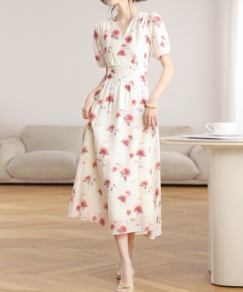 LUCPY（ラクピー）の「ローズプリントVネックフレアワンピース（ワンピース・レディース・ホワイト・X-LARGE/LARGE/MEDIUM/SMALL）」の3枚目の写真