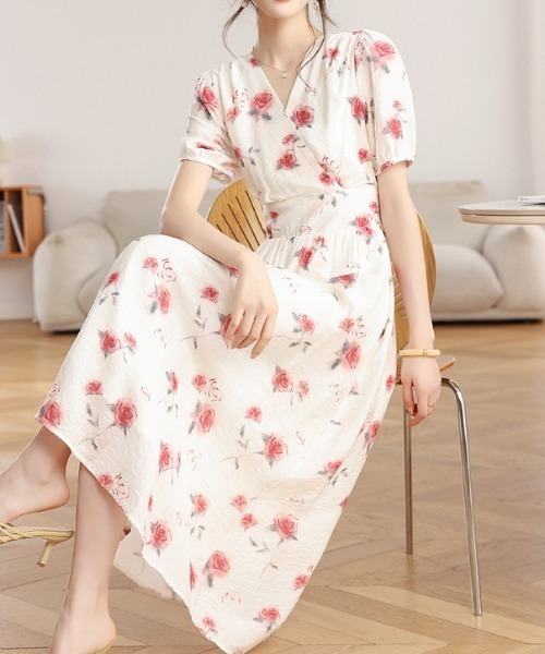 LUCPY（ラクピー）の「ローズプリントVネックフレアワンピース（ワンピース・レディース・ホワイト・X-LARGE/LARGE/MEDIUM/SMALL）」の4枚目の写真