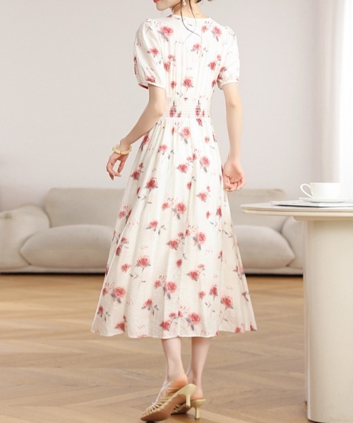 LUCPY（ラクピー）の「ローズプリントVネックフレアワンピース（ワンピース・レディース・ホワイト・X-LARGE/LARGE/MEDIUM/SMALL）」の2枚目の写真
