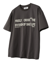 RAIMENT（レイメント）の「ディビジョンレタリング半袖Tシャツ_チャコール（Tシャツ/カットソー）」