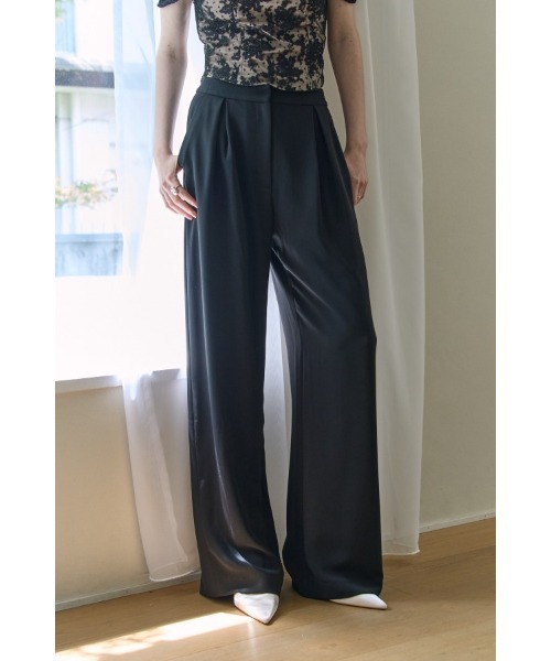 ERADIE(エラディエ)の「Inverted Tuck Flow Wide Pants インバーテッドタックセミワイドパンツ(スラックス・レディース・ブラック/オフホワイト・SMALL/MEDIUM)」の1枚目の写真