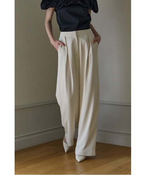 ERADIE(エラディエ)の「Inverted Tuck Flow Wide Pants インバーテッドタックセミワイドパンツ(スラックス・レディース・ブラック/オフホワイト・SMALL/MEDIUM)」の3枚目の写真