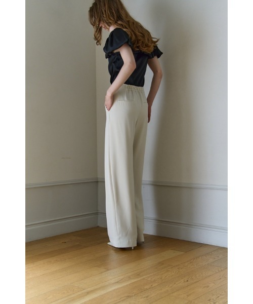 ERADIE(エラディエ)の「Inverted Tuck Flow Wide Pants インバーテッドタックセミワイドパンツ(スラックス・レディース・ブラック/オフホワイト・SMALL/MEDIUM)」の15枚目の写真