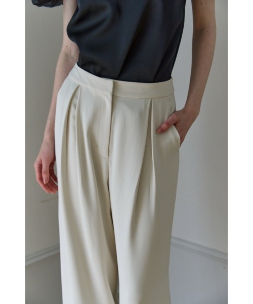 ERADIE(エラディエ)の「Inverted Tuck Flow Wide Pants インバーテッドタックセミワイドパンツ(スラックス・レディース・ブラック/オフホワイト・SMALL/MEDIUM)」の6枚目の写真