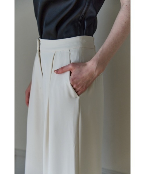 ERADIE(エラディエ)の「Inverted Tuck Flow Wide Pants インバーテッドタックセミワイドパンツ(スラックス・レディース・ブラック/オフホワイト・SMALL/MEDIUM)」の8枚目の写真
