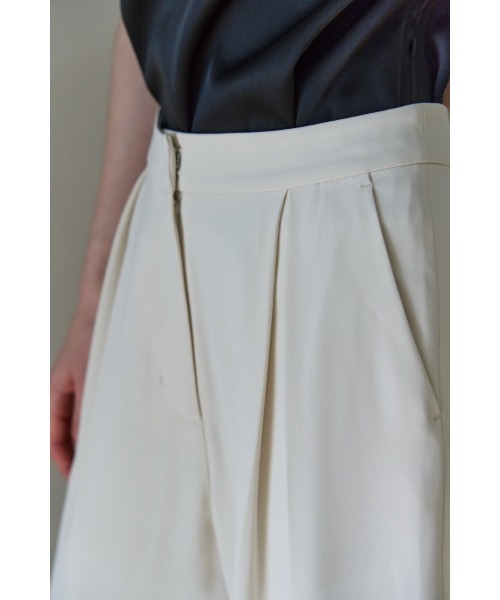 ERADIE(エラディエ)の「Inverted Tuck Flow Wide Pants インバーテッドタックセミワイドパンツ(スラックス・レディース・ブラック/オフホワイト・SMALL/MEDIUM)」の9枚目の写真