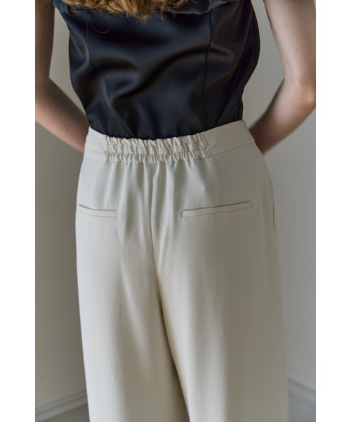 ERADIE(エラディエ)の「Inverted Tuck Flow Wide Pants インバーテッドタックセミワイドパンツ(スラックス・レディース・ブラック/オフホワイト・SMALL/MEDIUM)」の7枚目の写真