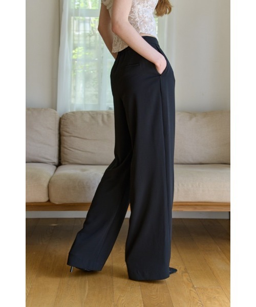 ERADIE(エラディエ)の「Inverted Tuck Flow Wide Pants インバーテッドタックセミワイドパンツ(スラックス・レディース・ブラック/オフホワイト・SMALL/MEDIUM)」の19枚目の写真