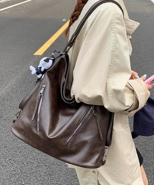 HAILY(ヘイリー)の「フロントジップ2WAY変形ショルダーバッグ/A4サイズ対応(ショルダーバッグ・レディース・ダークブラウン/ブラック・FREE)」の2枚目の写真
