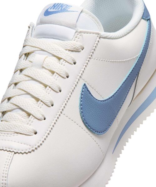 NIKE(ナイキ)の「ナイキ コルテッツ レザー ウィメンズシューズ / Nike Cortez Leather Women's Shoes DN1791-119 Sail(スニーカー・レディース・クリーム・22.5/23/26/25.5/25/22/24.5/24/23.5)」の4枚目の写真