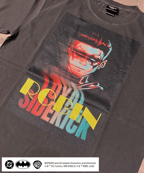BY THE BAY（バイザベイ）の「【BATMAN/バットマン】 ROBIN LOYAL SIDEKICK グラフィックピグメントTシャツ グラフィックプリント ヴィンテージ加工 半袖 ユニセックス（Tシャツ/カットソー・メンズ・ブラック/ホワイト・MEDIUM/SMALL）」の4枚目の写真
