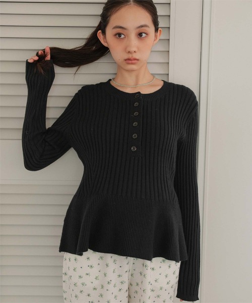miette(ミエット)の「ペプラムヘンリーネックニットカーディガン(カーディガン/ボレロ・レディース・ブラック/カーキ/ライトベージュ・FREE)」の2枚目の写真