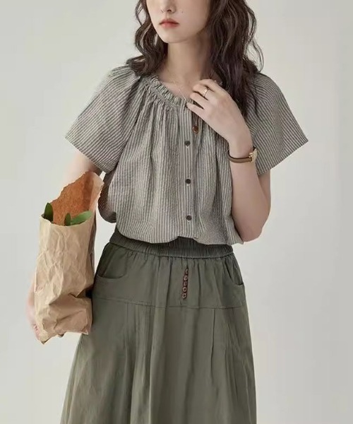 &soiree(アンドソワレ)の「フリルネックストライプ半袖ブラウス(シャツ/ブラウス・レディース・グレー・X-LARGE/LARGE/MEDIUM/SMALL)」の2枚目の写真