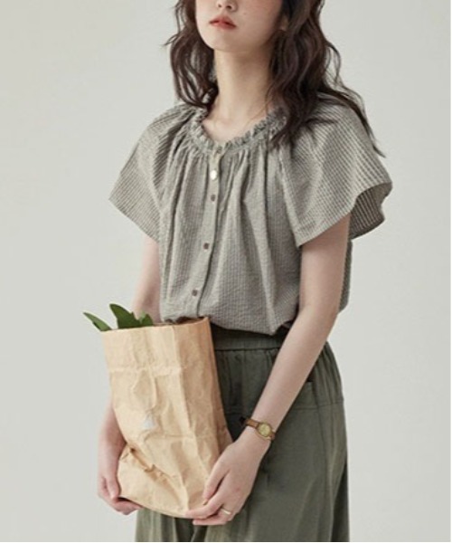 &soiree(アンドソワレ)の「フリルネックストライプ半袖ブラウス(シャツ/ブラウス・レディース・グレー・X-LARGE/LARGE/MEDIUM/SMALL)」の3枚目の写真