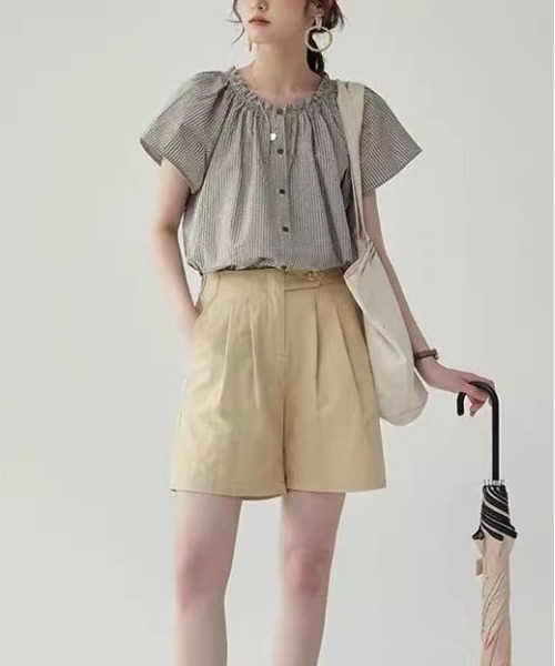 &soiree(アンドソワレ)の「フリルネックストライプ半袖ブラウス(シャツ/ブラウス・レディース・グレー・X-LARGE/LARGE/MEDIUM/SMALL)」の4枚目の写真