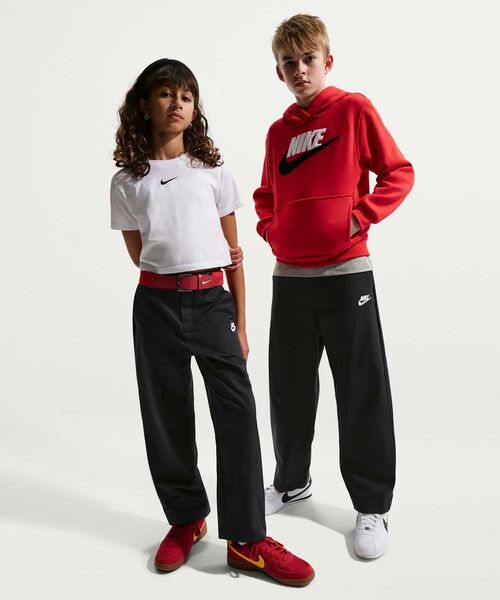 NIKE(ナイキ)の「ナイキ スポーツウェア クラブ ジュニア ウーブン エブリデイ パンツ / Nike Sportswear Club Big Kids' Woven Everyday Pants IF2823-010 Black(チノパンツ・キッズ・ブラック・130/160/150/140)」の1枚目の写真