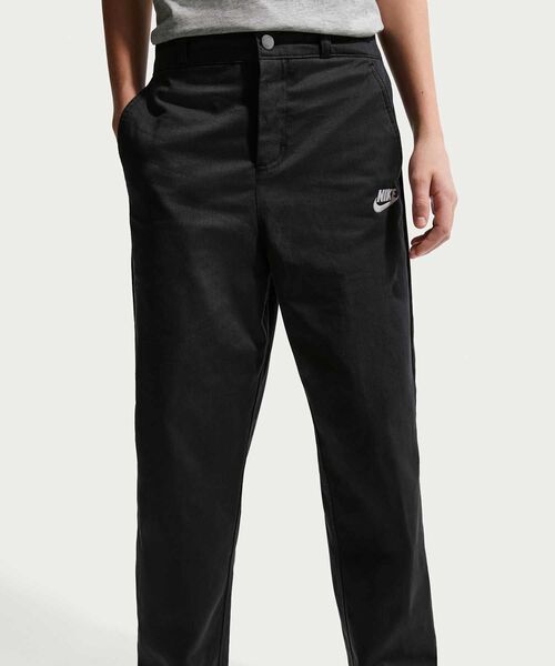 NIKE(ナイキ)の「ナイキ スポーツウェア クラブ ジュニア ウーブン エブリデイ パンツ / Nike Sportswear Club Big Kids' Woven Everyday Pants IF2823-010 Black(チノパンツ・キッズ・ブラック・130/160/150/140)」の2枚目の写真