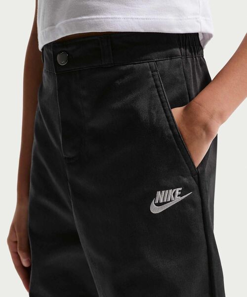 NIKE(ナイキ)の「ナイキ スポーツウェア クラブ ジュニア ウーブン エブリデイ パンツ / Nike Sportswear Club Big Kids' Woven Everyday Pants IF2823-010 Black(チノパンツ・キッズ・ブラック・130/160/150/140)」の3枚目の写真