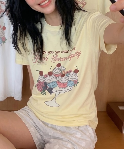 Kuroba(クロバ)の「スイーツプリントTシャツ(Tシャツ/カットソー・レディース・オフホワイト/イエロー・FREE)」の2枚目の写真