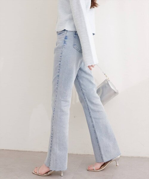 natural couture(ナチュラルクチュール)の「セルフカットストレッチデニムフレアパンツ(デニムパンツ・レディース・ブルー/サックスブルー/ブラウン・LARGE/MEDIUM/SMALL)」の11枚目の写真
