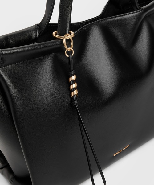 CHARLES & KEITH（チャールズ & キース）の「Zephy ゼフィ タッセル トートバッグ（トートバッグ・レディース・ブラック・XL）」の4枚目の写真