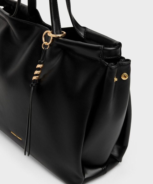 CHARLES & KEITH（チャールズ & キース）の「Zephy ゼフィ タッセル トートバッグ（トートバッグ・レディース・ブラック・XL）」の6枚目の写真