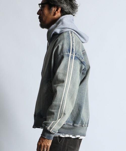 The DUFFER of ST.GEORGE(ザダファーオブセントジョージ)の「【WEB限定アイテム】「GUM STRETCH DENIM」SIDE LINE BZ:超伸縮「ガムストレッチ デニム」サイドライン デニムブルゾン / デニムジャケット / ヴィンテージ加工 / ドロップショルダー(デニムジャケット・メンズ・ライトインディゴブルー・LARGE/X-LARGE/MEDIUM/SMALL)」の9枚目の写真
