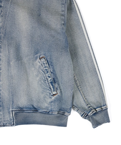 The DUFFER of ST.GEORGE(ザダファーオブセントジョージ)の「【WEB限定アイテム】「GUM STRETCH DENIM」SIDE LINE BZ:超伸縮「ガムストレッチ デニム」サイドライン デニムブルゾン / デニムジャケット / ヴィンテージ加工 / ドロップショルダー(デニムジャケット・メンズ・ライトインディゴブルー・LARGE/X-LARGE/MEDIUM/SMALL)」の4枚目の写真