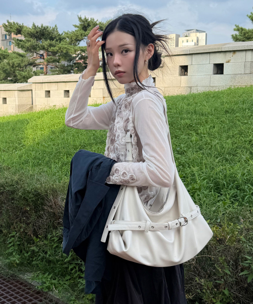 mur（ミュール）の「Lizzy Belted Hobo Bag (9color)（ショルダーバッグ・レディース・ダークブラウン系/ライトブルー/Cream/ピンク系その他/バーガンディー/ブラック/ダークブラウン/ベージュ/アッシュブラウン・ONE）」の12枚目の写真