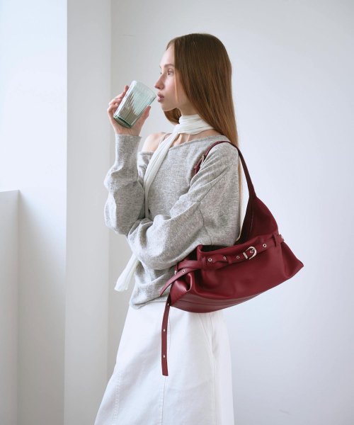 mur（ミュール）の「Lizzy Belted Hobo Bag (9color)（ショルダーバッグ・レディース・ダークブラウン系/ライトブルー/Cream/ピンク系その他/バーガンディー/ブラック/ダークブラウン/ベージュ/アッシュブラウン・ONE）」の16枚目の写真