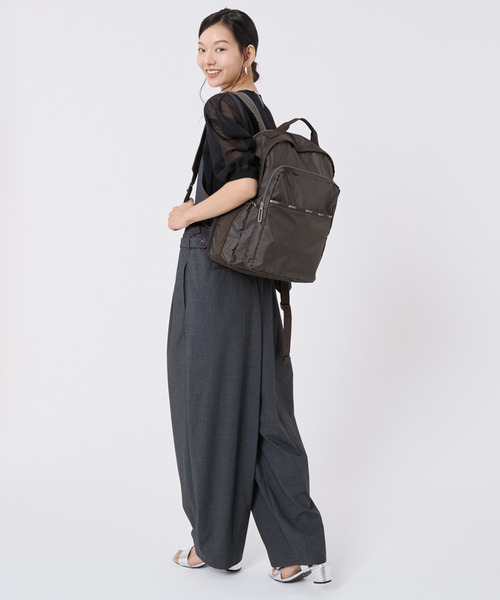 LeSportsac(レスポートサック)の「ESSENTIAL CARRYALL BP ダークチョコレートC(バックパック/リュック・レディース・ブラウン・FREE)」の3枚目の写真