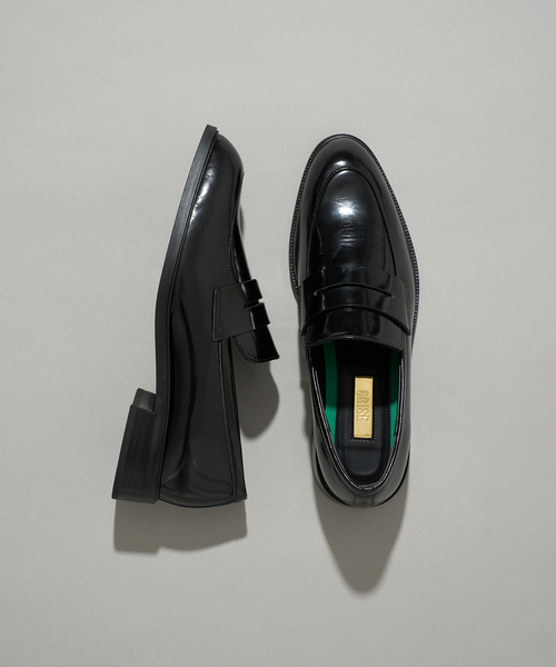 GRISE(グリーズ)の「《/WEB+一部店舗》GRISEレザースリークトゥローファー(ローファー・レディース・ブラック×ブラック/ブラック/ブラウン・23.5cm/24cm/22cm/22.5cm/24.5cm/23cm/25cm)」の2枚目の写真