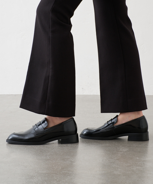 GRISE(グリーズ)の「《/WEB+一部店舗》GRISEレザースリークトゥローファー(ローファー・レディース・ブラック×ブラック/ブラック/ブラウン・23.5cm/24cm/22cm/22.5cm/24.5cm/23cm/25cm)」の14枚目の写真
