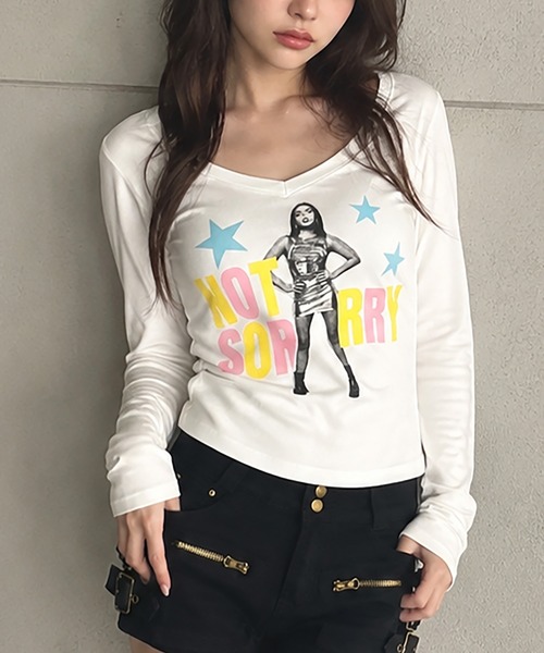 SPINNS(スピンズ)の「Vネック長袖Tシャツ/カラフルガールフォト/平成ギャル(Tシャツ/カットソー・レディース・ピンク/オフホワイト/ブラック/ラベンダー/サックスブルー・ONESIZE)」の2枚目の写真