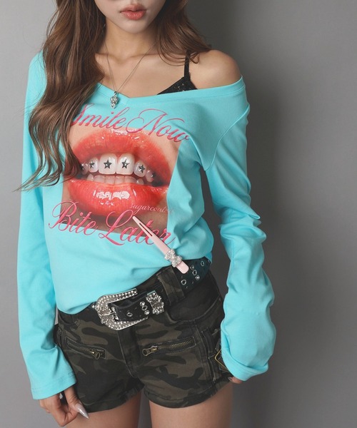 SPINNS(スピンズ)の「Vネック長袖Tシャツ/カラフルガールフォト/平成ギャル(Tシャツ/カットソー・レディース・ピンク/オフホワイト/ブラック/ラベンダー/サックスブルー・ONESIZE)」の1枚目の写真