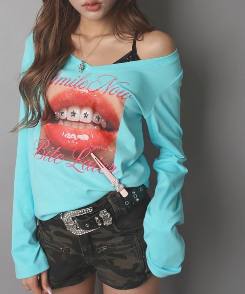 SPINNS(スピンズ)の「Vネック長袖Tシャツ/カラフルガールフォト/平成ギャル(Tシャツ/カットソー・レディース・ピンク/オフホワイト/ブラック/ラベンダー/サックスブルー・ONESIZE)」の7枚目の写真