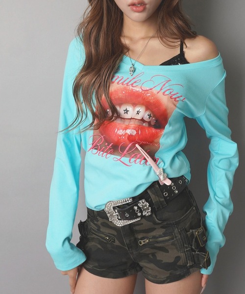 SPINNS(スピンズ)の「Vネック長袖Tシャツ/カラフルガールフォト/平成ギャル(Tシャツ/カットソー・レディース・ピンク/オフホワイト/ブラック/ラベンダー/サックスブルー・ONESIZE)」の6枚目の写真