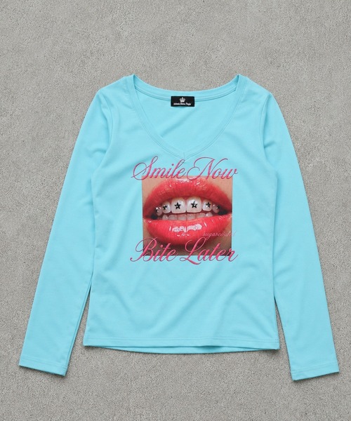 SPINNS(スピンズ)の「Vネック長袖Tシャツ/カラフルガールフォト/平成ギャル(Tシャツ/カットソー・レディース・ピンク/オフホワイト/ブラック/ラベンダー/サックスブルー・ONESIZE)」の13枚目の写真