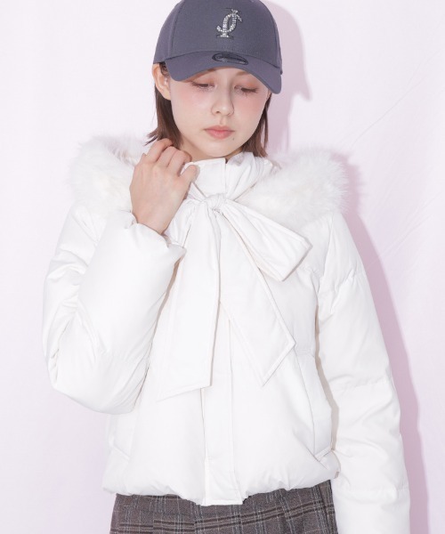 JILL by JILL STUART（ジルバイジルスチュアート）の「【WEB限定カラーあり】フェイクファー付きリボンショートダウン（ダウンジャケット/コート・レディース・ブラック/ホワイト/ブラウン系その他/グレー/ピンク・SMALL/MEDIUM）」の2枚目の写真