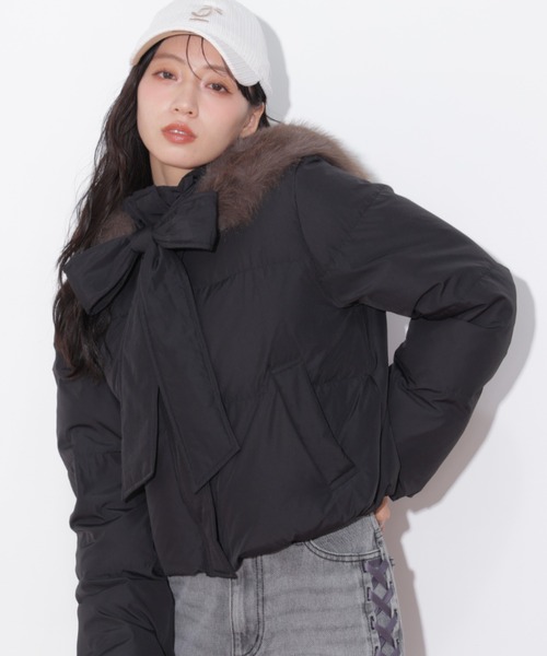 JILL by JILL STUART（ジルバイジルスチュアート）の「【WEB限定カラーあり】フェイクファー付きリボンショートダウン（ダウンジャケット/コート・レディース・ブラック/ホワイト/ブラウン系その他/グレー/ピンク・SMALL/MEDIUM）」の3枚目の写真